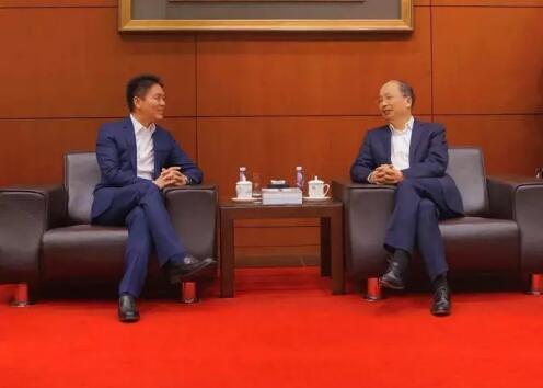 中國工商銀行董事長易會滿和京東集團董事局主席兼首席執(zhí)行官劉強東見證了雙方合作協(xié)議的簽署。 