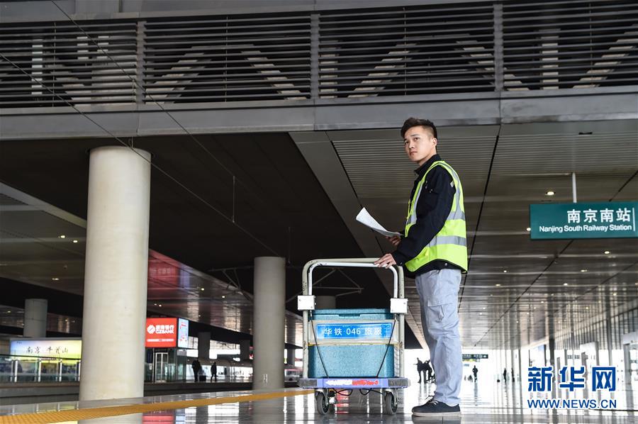 （關(guān)注春運(yùn)·圖片故事）（7） 奔跑吧！高鐵送餐小哥