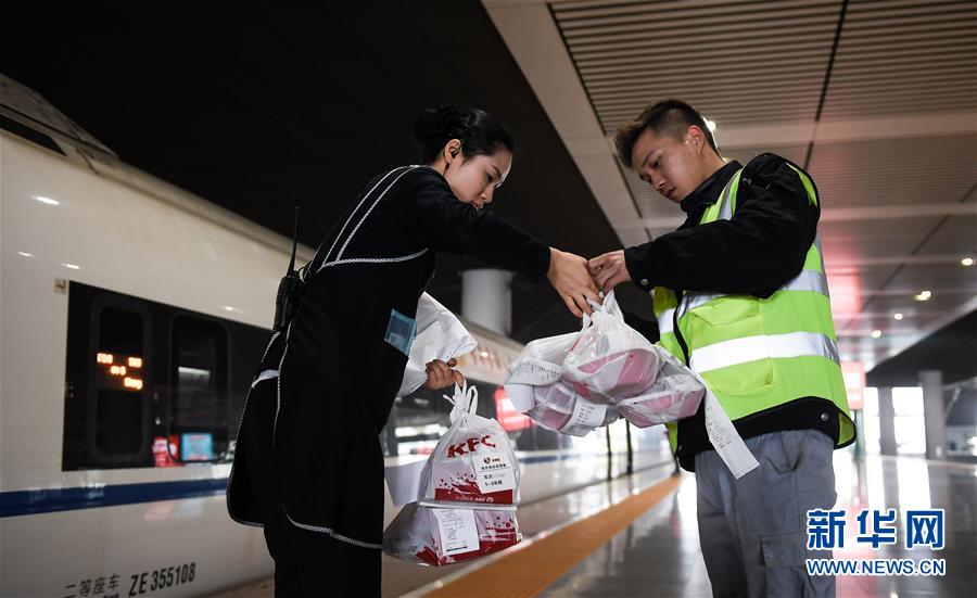 （關(guān)注春運(yùn)·圖片故事）（8） 奔跑吧！高鐵送餐小哥